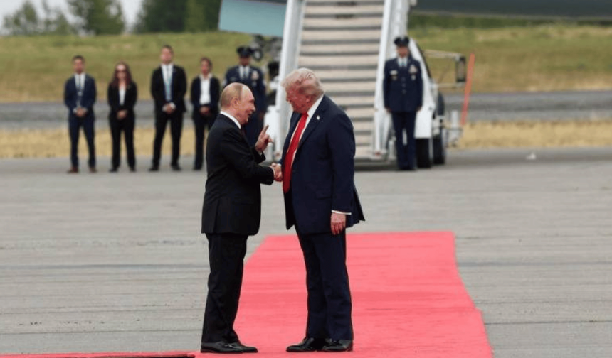 Tarihi görüşme öncesi Trump ve Putin'den samimi görüntüler
