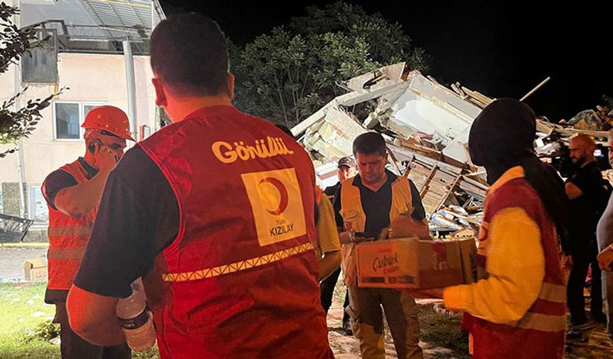 Türk Kızılay, Balıkesir'deki deprem sonrası bölgede beslenme desteği sağlıyor