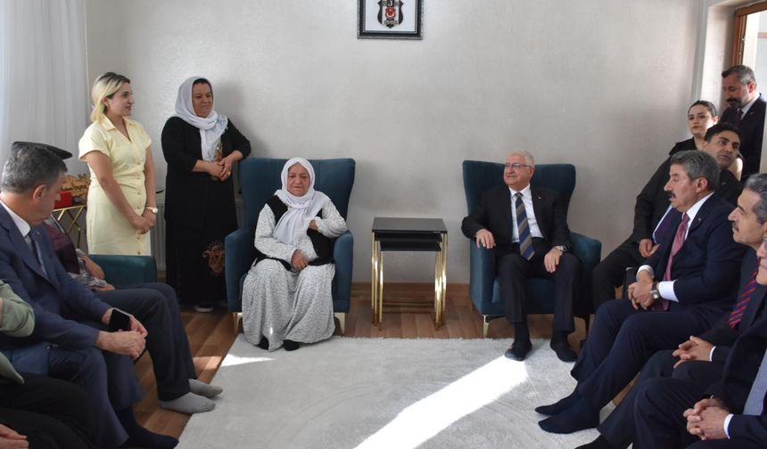 Bakan Güler, Şırnak'ta şehit ailesini ziyaret etti