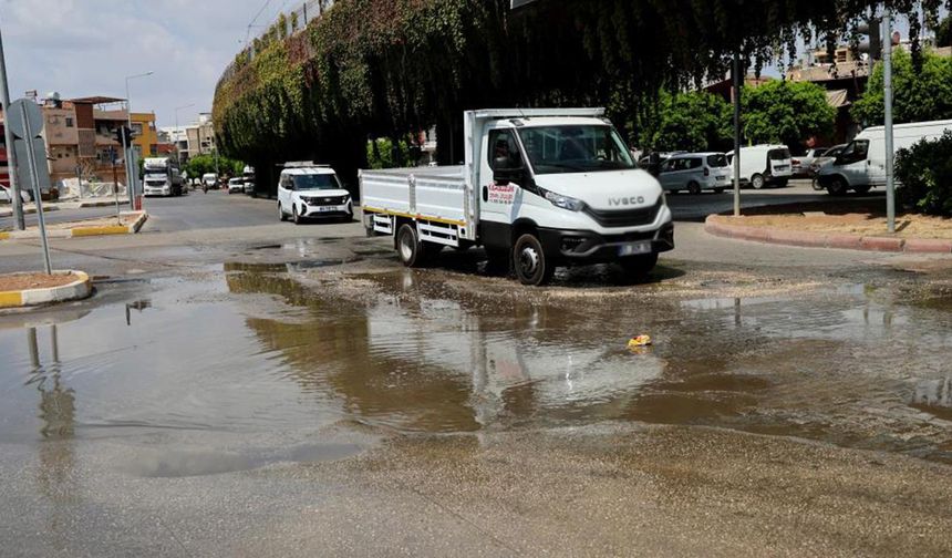 Adana'da su borusu patladı, cadde göle döndü
