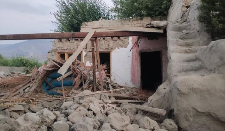 Afganistan'da bilanço ağırlaşıyor: Depremde 800'den fazla kişi yaşamını yitirdi
