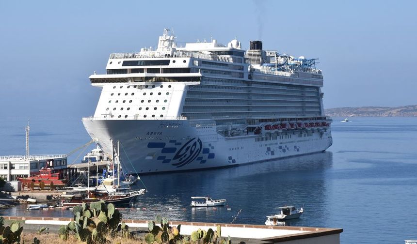 ‘Aroya’ kruvaziyeri 2 bin 683 yolcusuyla Bodrum'a geldi