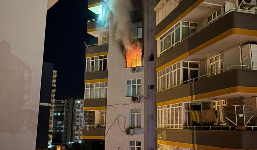 Adana'da apartman dairesinde çıkan yangın hasara yol açtı