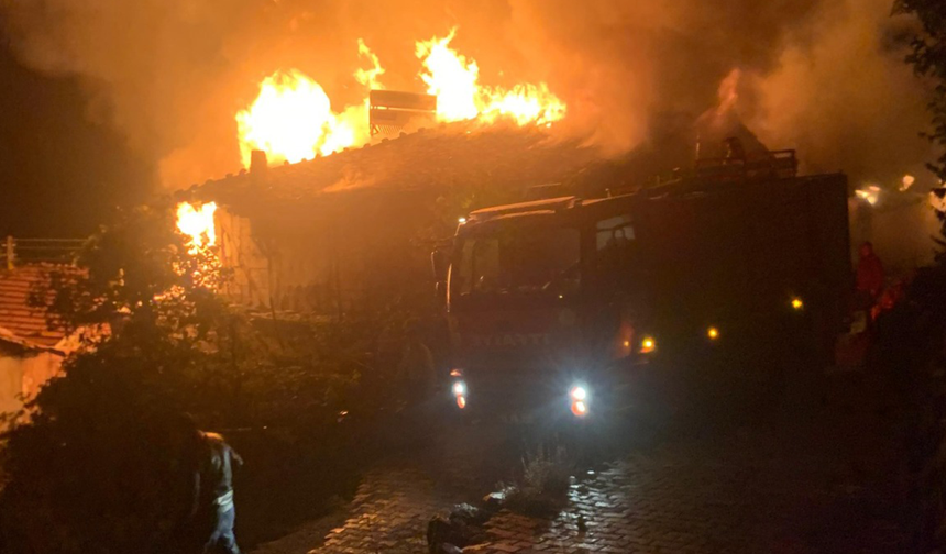 Çorum’da köy yangını 3 ev kullanılamaz hale geldi