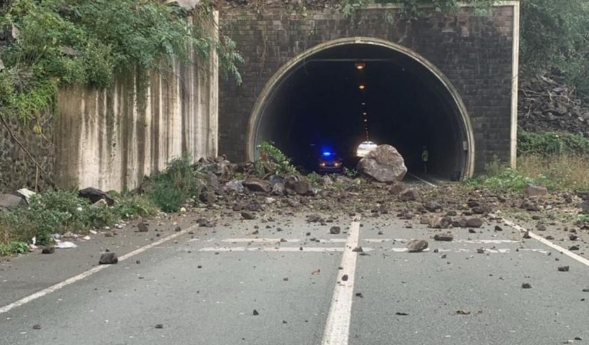 Artvin'de Sarp Sınır Kapısı yolunda heyelan