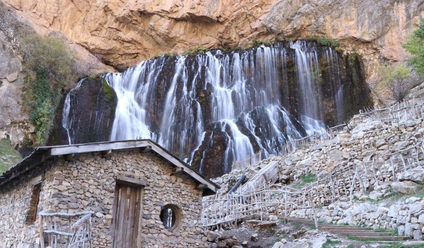 Doğa harikası Kapuzbaşı Şelaleleri ziyaretçilerini büyülüyor