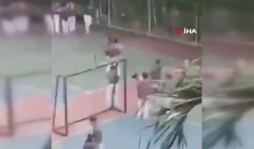 Endonezya'da cuma namazı sırasında patlama! Onlarca yaralı var