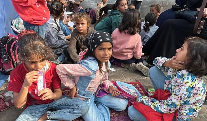 Masa yok, sıra yok... 30 bin çocuk enkaza dönen okullarda ders başı yaptı