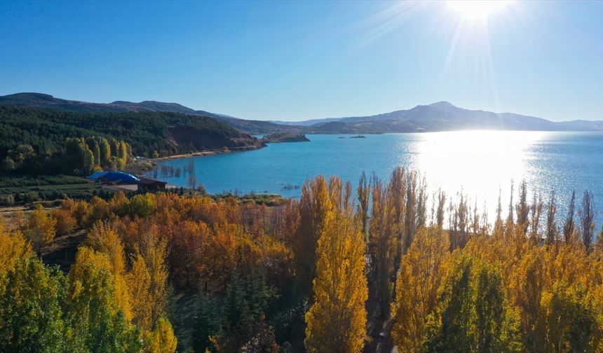 Hazar Gölü'nün çevresi sonbahar renklerine büründü
