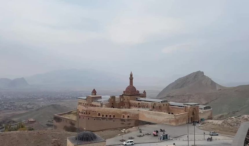 İshak Paşa Sarayı'nda ara tatil yoğunluğu yaşanıyor