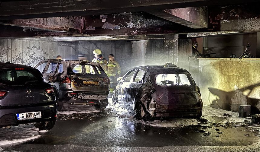 Site otoparkında 3 araç yandı, 18 kişi dumandan etkilendi