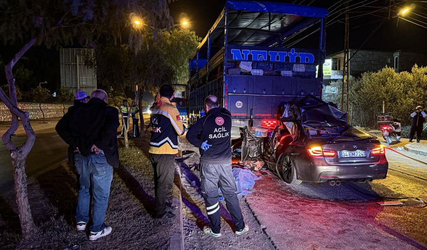 Adana'da kamyona çarpan otomobildeki 1 kişi öldü, 2 kişi yaralandı
