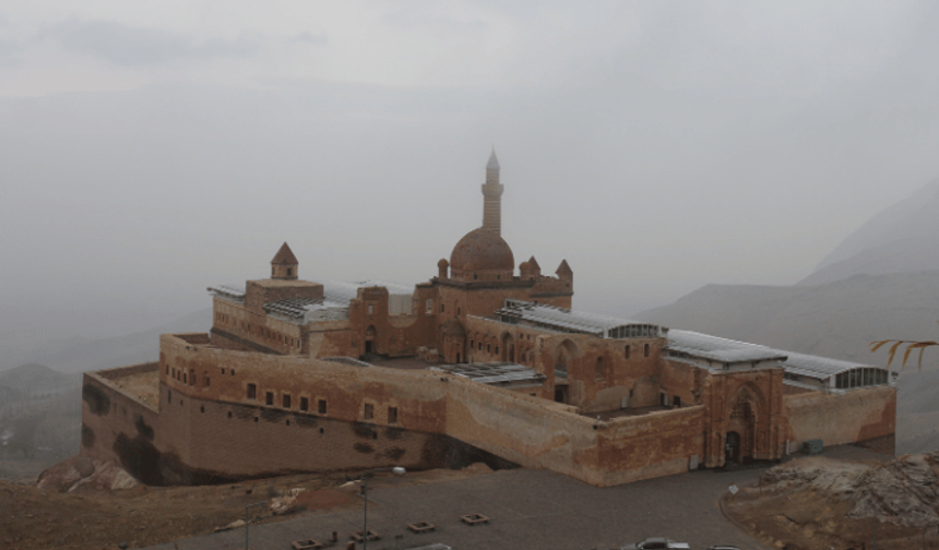 Ağrı'da İshak Paşa Sarayı'nın çevresi sisle kaplandı