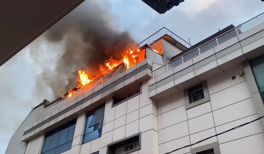 Ataşehir’de otelde korkutan yangın! Alevlere teslim oldu...