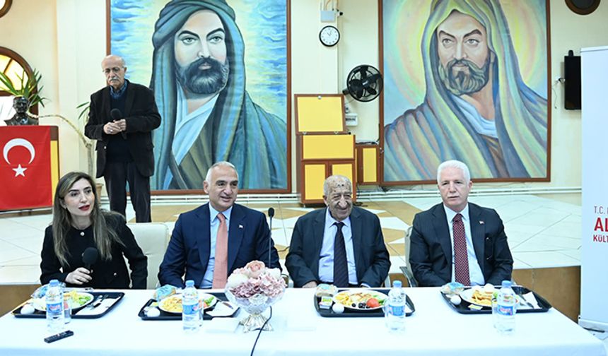 Bakan Ersoy, Karacaahmet Sultan Cemevi’nde kanaat önderleriyle bir araya geldi