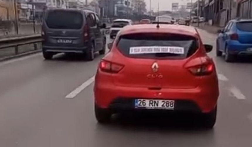 Bursa’da trafikte ilginç anlar! Arabadaki not görenleri hem şaşırttı hem güldürdü