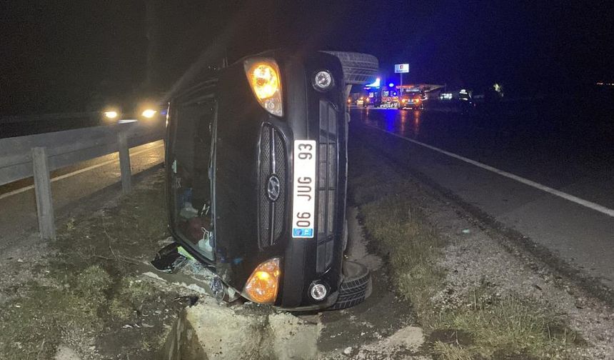 Refüje çarpan otomobil yan yattı: 1’i bebek, 3 yaralı