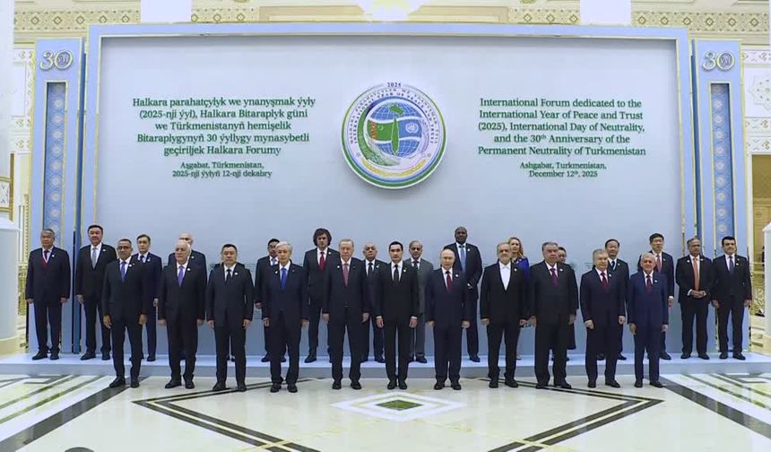 Cumhurbaşkanı Erdoğan, "Uluslararası Barış ve Güven Forumu"nda aile fotoğrafı çekimine katıldı