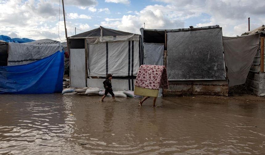 Binlerce çadır kullanılmaz hale geldi! Gazze’de fırtına felaketi: 12 kişi hayatını kaybetti