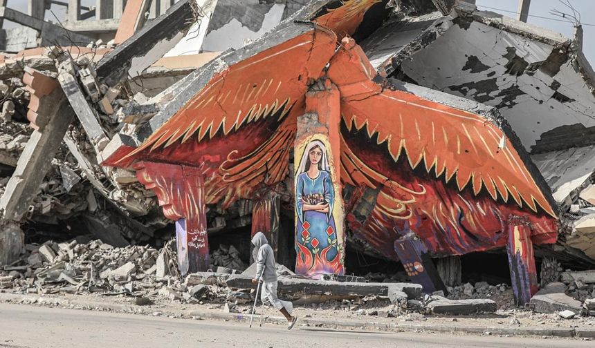 Gazzeli sanatçılar enkazı sanat eserine çevirdi