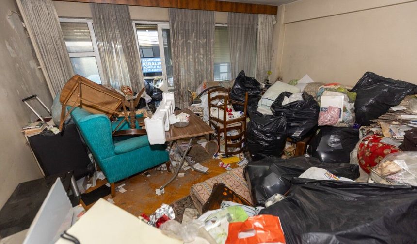 İzmir'de evden 4 kamyon dolusu çöp çıktı