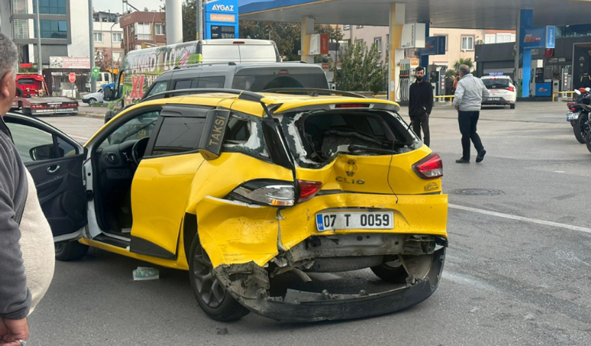 Kepez’de yaya geçidinde kaza: 2 hafif yaralı