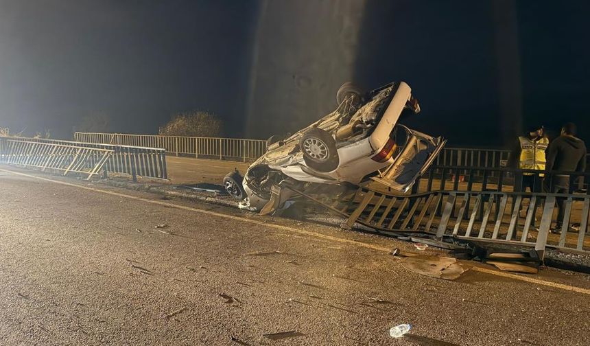 Köprüde korkunç kaza! Otomobil hurdaya döndü: Ölü ve yaralılar var