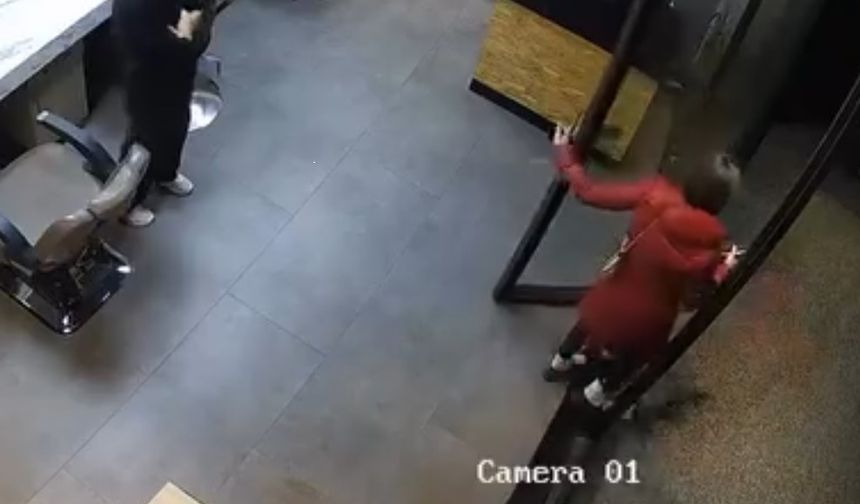 Kuaförde pes dedirten olay! “Kartımı arabada unuttum” dedi, geri dönmedi