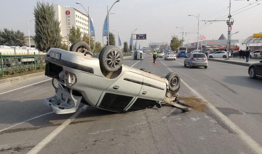Malatya'da hafif ticari araç ile otomobil çarpıştı: Yaralılar var