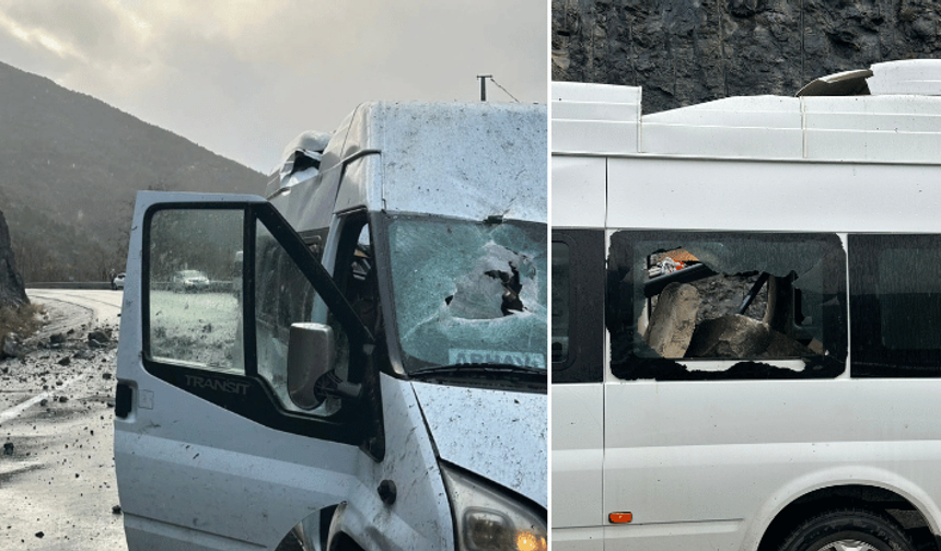 Minibüsün üzerine dev kaya parçaları düştü: 3 kişi şans eseri kurtuldu