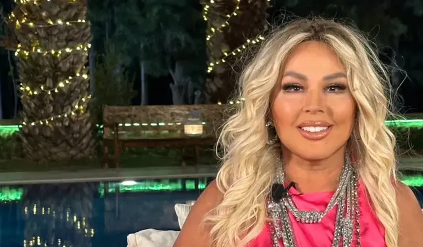 Safiye Soyman boyundan büyük çanta denedi