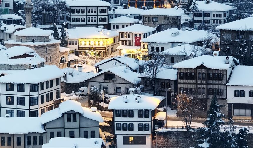 Safranbolu'da karla kaplanan tarihi konaklar görsel şölen oluşturdu