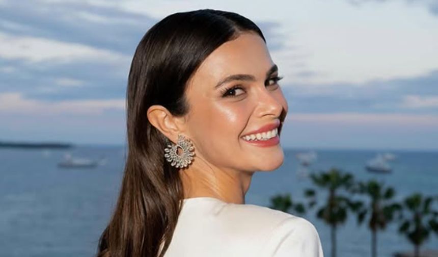 Sinem Ünsal’ın ödül töreninde giydiği elbise beğenilmedi