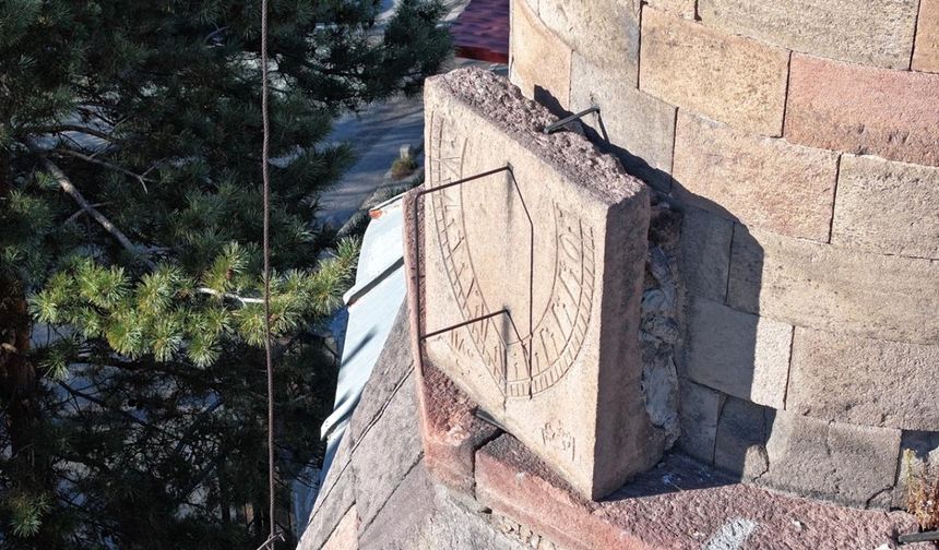 Tarihi Şeyhler Camii minaresindeki güneş saatiyle dikkati çekiyor
