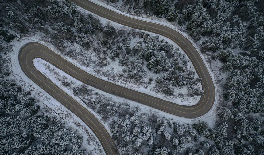 Uludağ'da kış güzelliği: Virajlı yollar kartpostallık görüntü oluşturdu