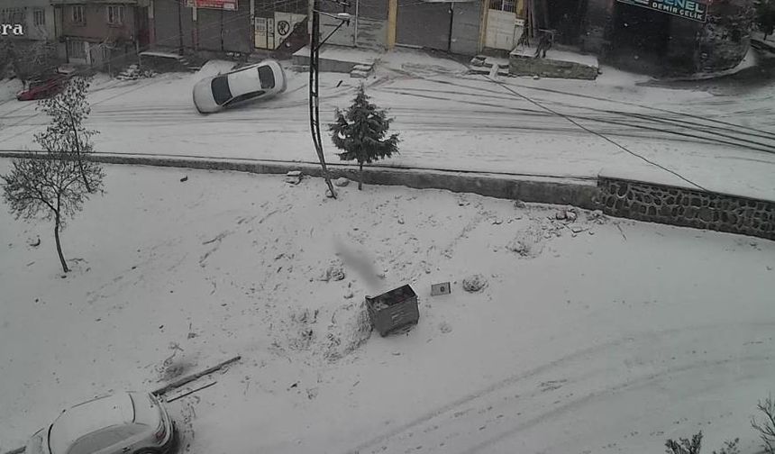 Gaziantep’te karlı yolda feci kaza! Kaygan yolda kontrolden çıkan araç böyle devrildi
