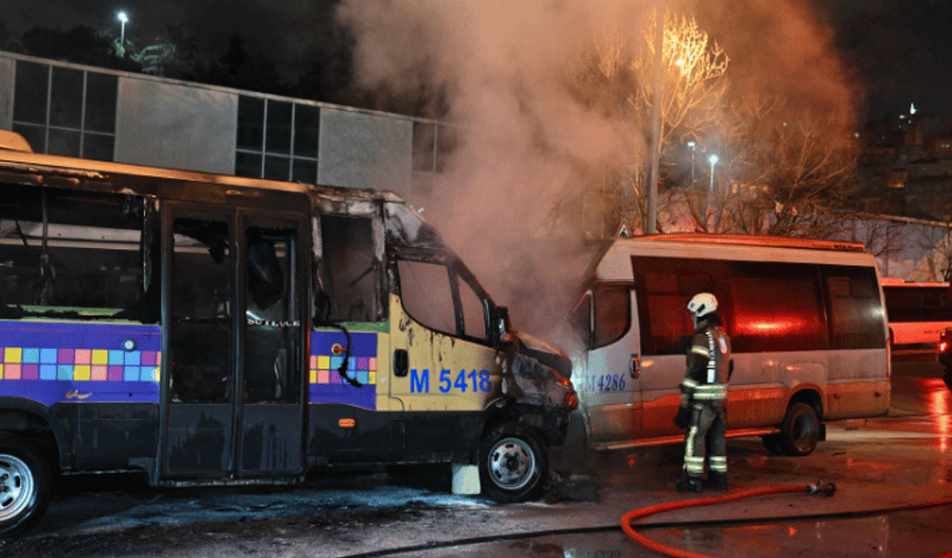 Akaryakıt istasyonunda 2 minibüs yandı