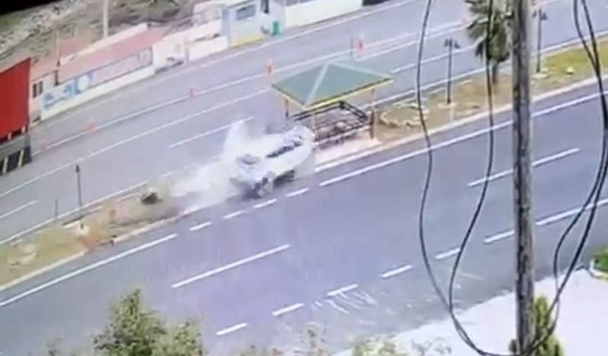 Direksiyon hakimiyetini kaybetti, jandarma bekleme noktasına daldı! Yaralılar var...