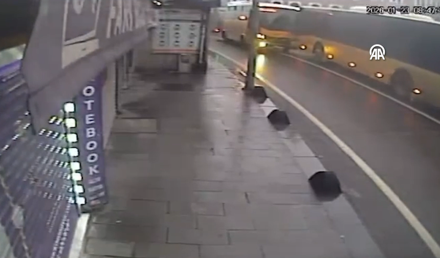 Beykoz'da İETT otobüsleri kafa kafaya çarpıştı