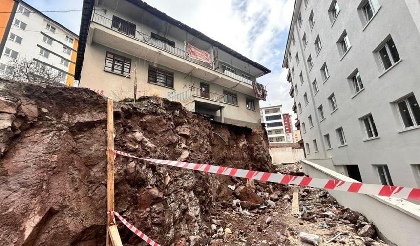 Kontrolsüz kazı binayı çökme noktasına getirdi! 2 katlı bina tahliye edildi