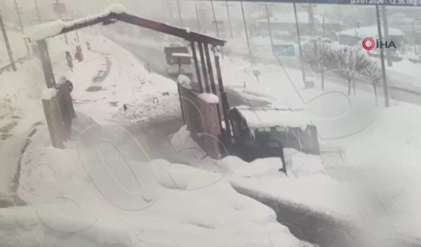 Yolcu otobüsünün polis noktasına çarpma anı kamerada