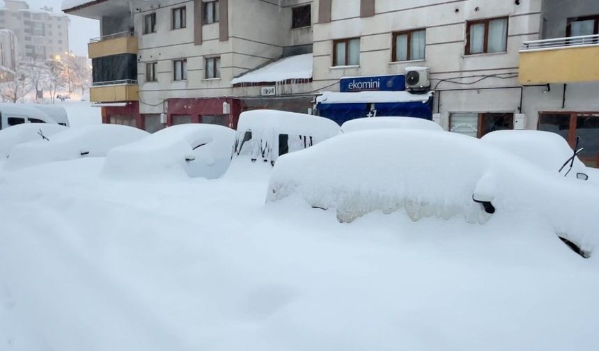 Yeni yıla kar altında girdiler! Kar kalınlığı yarım metreyi geçti