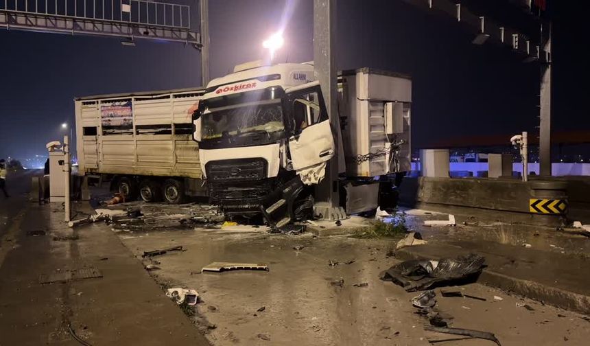 Hatay'da otoyol gişelerinde direğe çarpan tırda yangın çıktı