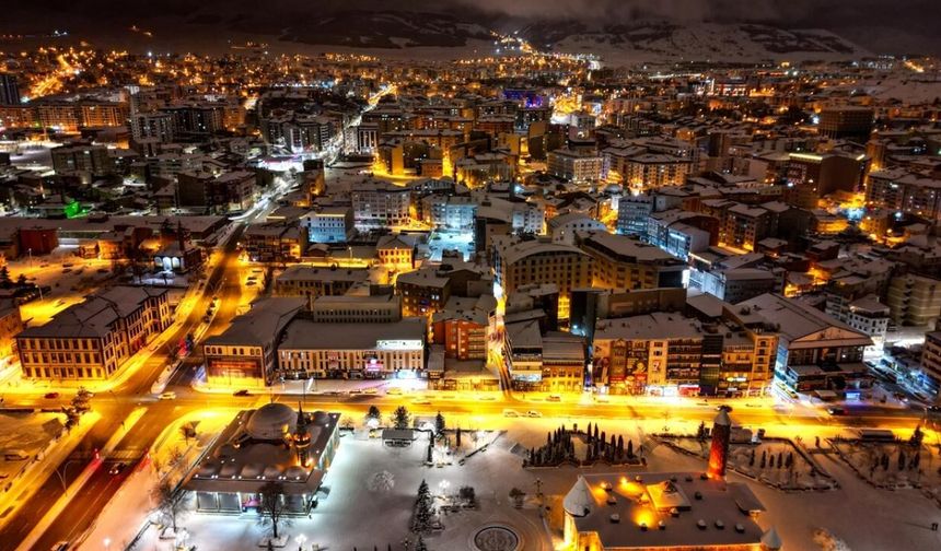 Kar yağışıyla beyaza bürünen Erzurum havadan görüntülendi