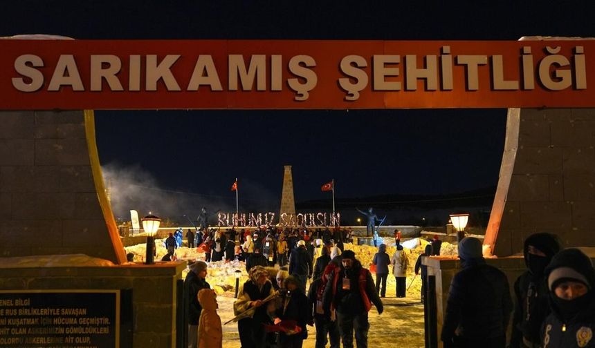 Kars'ta Sarıkamış şehitleri anısına meşaleli yürüyüş yapıldı