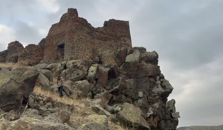 Kaya kütlesi üzerine kurulu 1000 yıllık Murtaza Kalesi zamana direniyor