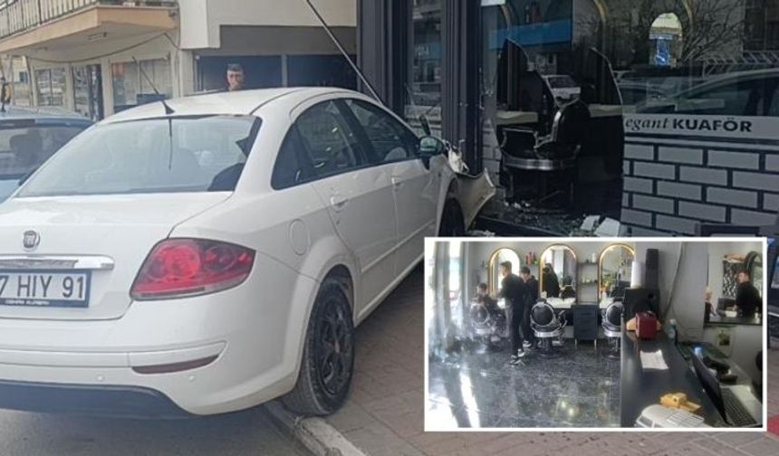 Otomobil kuaför dükkanına girdi! Çalışanlar kaçtı, müşteri fotoğraf çekti...