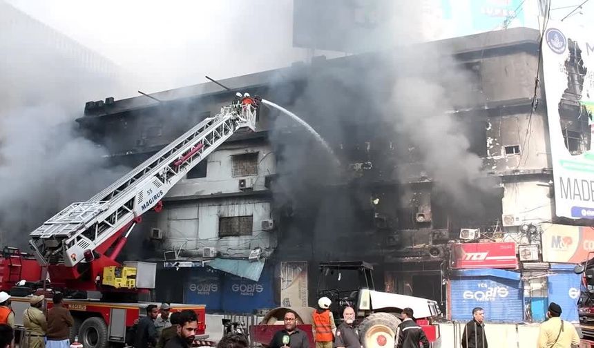 Pakistan'daki alışveriş merkezinde çıkan yangında ölenlerin sayısı 31'e yükseldi
