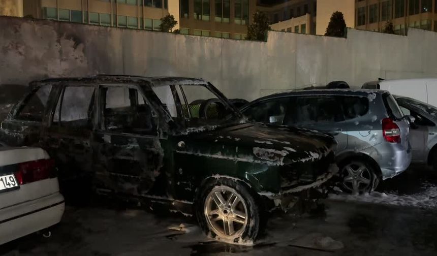 Sarıyer'de sanayi sitesinde yangın çıktı: 5 otomobil yandı