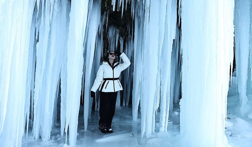 Bayburt'ta Sırakayalar Şelalesi buz tuttu